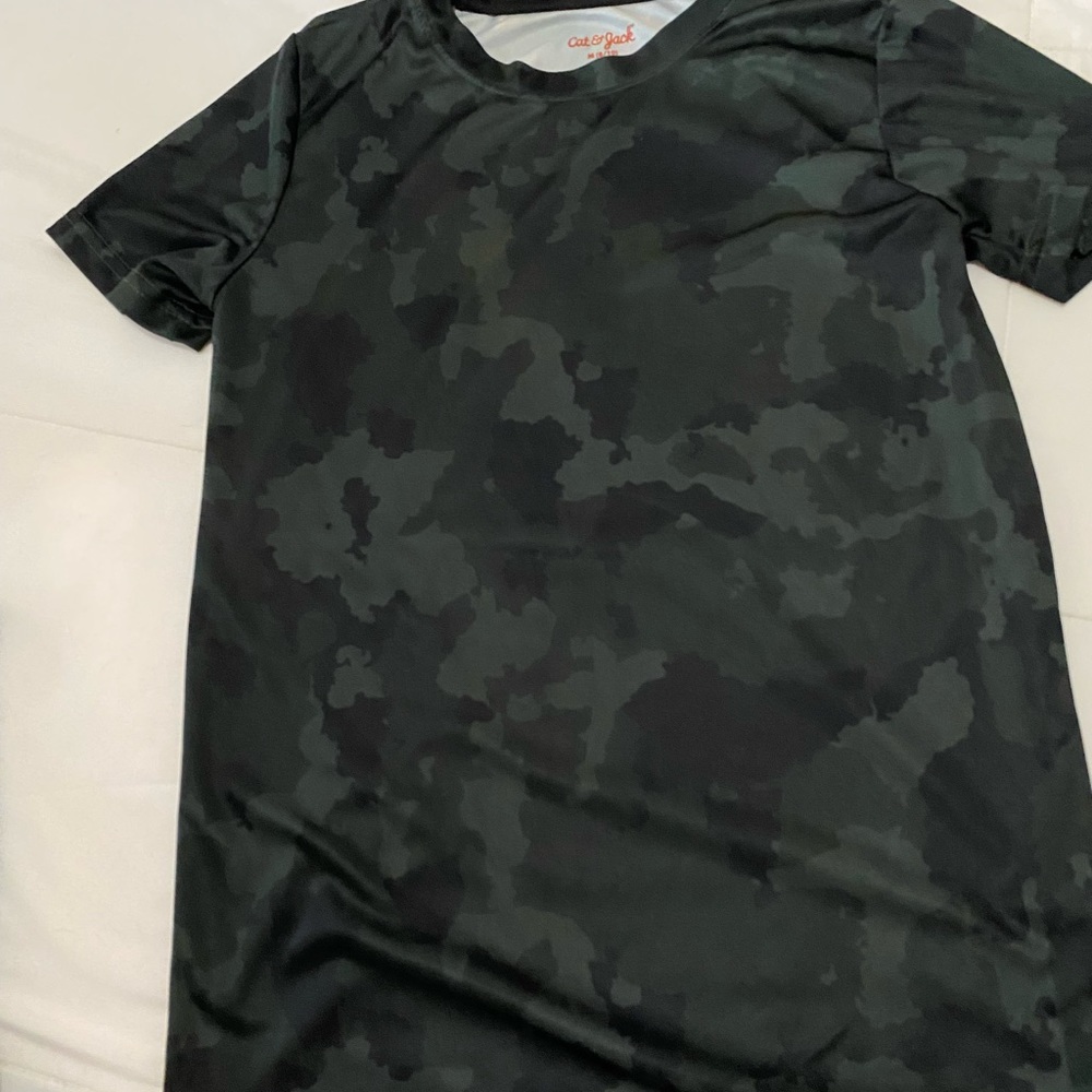 6  boys dri fit shirts. 1 short sleeve 5 sleeveless all size M(8/10)